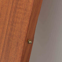 デンマーク製の北欧ビンテージ円形ダイニングテーブルです。チーク材の美しい木目が天板いっぱいに広がり、縁に施されたなだらかな丸みがやわらかな印象を与えます。幅110cmから165cm、さらに220cmまで拡張可能なエクステンション構造で、来客時にもゆとりあるレイアウトを実現。幕板から脚部へとつながる端正なフォルムは職人の確かな技術を感じさせます。家族の団らんからホームパーティーまで幅広く活躍し、経年により深みを増した色艶が空間に温もりと存在感をもたらす一台です。