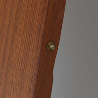 デンマーク製の北欧ビンテージ円形ダイニングテーブルです。チーク材の美しい木目が天板いっぱいに広がり、縁に施されたなだらかな丸みがやわらかな印象を与えます。幅110cmから165cm、さらに220cmまで拡張可能なエクステンション構造で、来客時にもゆとりあるレイアウトを実現。幕板から脚部へとつながる端正なフォルムは職人の確かな技術を感じさせます。家族の団らんからホームパーティーまで幅広く活躍し、経年により深みを増した色艶が空間に温もりと存在感をもたらす一台です。