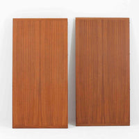 デンマーク製の北欧ビンテージ円形ダイニングテーブルです。チーク材の美しい木目が天板いっぱいに広がり、縁に施されたなだらかな丸みがやわらかな印象を与えます。幅110cmから165cm、さらに220cmまで拡張可能なエクステンション構造で、来客時にもゆとりあるレイアウトを実現。幕板から脚部へとつながる端正なフォルムは職人の確かな技術を感じさせます。家族の団らんからホームパーティーまで幅広く活躍し、経年により深みを増した色艶が空間に温もりと存在感をもたらす一台です。