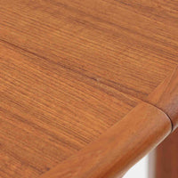 デンマーク製の北欧ビンテージ円形ダイニングテーブルです。チーク材の美しい木目が天板いっぱいに広がり、縁に施されたなだらかな丸みがやわらかな印象を与えます。幅110cmから165cm、さらに220cmまで拡張可能なエクステンション構造で、来客時にもゆとりあるレイアウトを実現。幕板から脚部へとつながる端正なフォルムは職人の確かな技術を感じさせます。家族の団らんからホームパーティーまで幅広く活躍し、経年により深みを増した色艶が空間に温もりと存在感をもたらす一台です。