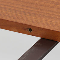 デンマーク製の北欧ビンテージ円形ダイニングテーブルです。チーク材の美しい木目が天板いっぱいに広がり、縁に施されたなだらかな丸みがやわらかな印象を与えます。幅110cmから165cm、さらに220cmまで拡張可能なエクステンション構造で、来客時にもゆとりあるレイアウトを実現。幕板から脚部へとつながる端正なフォルムは職人の確かな技術を感じさせます。家族の団らんからホームパーティーまで幅広く活躍し、経年により深みを増した色艶が空間に温もりと存在感をもたらす一台です。