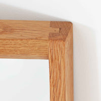 デンマークのデザイナー、Kai Kristiansen(カイ・クリスチャンセン)がAksel Kjersgaard(アクセル・キアスゴー)社のために手がけた立て掛けミラー「No.145」です。オーク材の美しい木目を活かしたフレームは細部まで丁寧に仕上げられ、角の木栓や滑らかな面取りなど北欧家具らしい繊細な職人技が光ります。高さ104cmと程よいサイズ感で、玄関や寝室、リビングなど幅広い空間に馴染みます。背面には壁掛け用の紐が付属していますが、重量があるため立て掛けでの使用をおすすめします。経年により深みを増したオークの質感が空間に温かみを添えるビンテージアイテムです。