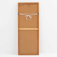 デンマークのデザイナー、Kai Kristiansen(カイ・クリスチャンセン)がAksel Kjersgaard(アクセル・キアスゴー)社のために手がけた立て掛けミラー「No.145」です。オーク材の美しい木目を活かしたフレームは細部まで丁寧に仕上げられ、角の木栓や滑らかな面取りなど北欧家具らしい繊細な職人技が光ります。高さ104cmと程よいサイズ感で、玄関や寝室、リビングなど幅広い空間に馴染みます。背面には壁掛け用の紐が付属していますが、重量があるため立て掛けでの使用をおすすめします。経年により深みを増したオークの質感が空間に温かみを添えるビンテージアイテムです。