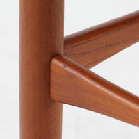 デンマーク製のネストテーブルで、温かみのあるチーク材を用いた北欧ビンテージらしい一品です。サイズ違いの3台が美しく収まり、細く伸びたテーパードレッグや柔らかな面取りが職人技を感じさせます。来客時のサブテーブルやソファ横のサイド使いなど多用途に活躍し、経年による深い色艶が空間に上質な存在感を添えます。