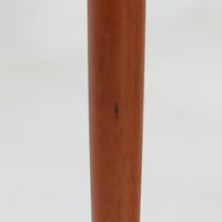 デンマーク製のネストテーブルで、温かみのあるチーク材を用いた北欧ビンテージらしい一品です。サイズ違いの3台が美しく収まり、細く伸びたテーパードレッグや柔らかな面取りが職人技を感じさせます。来客時のサブテーブルやソファ横のサイド使いなど多用途に活躍し、経年による深い色艶が空間に上質な存在感を添えます。