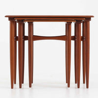 デンマーク製のネストテーブルで、温かみのあるチーク材を用いた北欧ビンテージらしい一品です。サイズ違いの3台が美しく収まり、細く伸びたテーパードレッグや柔らかな面取りが職人技を感じさせます。来客時のサブテーブルやソファ横のサイド使いなど多用途に活躍し、経年による深い色艶が空間に上質な存在感を添えます。