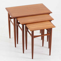 デンマーク製のネストテーブルで、温かみのあるチーク材を用いた北欧ビンテージらしい一品です。サイズ違いの3台が美しく収まり、細く伸びたテーパードレッグや柔らかな面取りが職人技を感じさせます。来客時のサブテーブルやソファ横のサイド使いなど多用途に活躍し、経年による深い色艶が空間に上質な存在感を添えます。