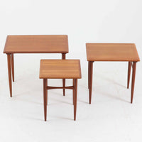 デンマーク製のネストテーブルで、温かみのあるチーク材を用いた北欧ビンテージらしい一品です。サイズ違いの3台が美しく収まり、細く伸びたテーパードレッグや柔らかな面取りが職人技を感じさせます。来客時のサブテーブルやソファ横のサイド使いなど多用途に活躍し、経年による深い色艶が空間に上質な存在感を添えます。