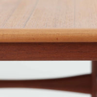 デンマーク製のネストテーブルで、温かみのあるチーク材を用いた北欧ビンテージらしい一品です。サイズ違いの3台が美しく収まり、細く伸びたテーパードレッグや柔らかな面取りが職人技を感じさせます。来客時のサブテーブルやソファ横のサイド使いなど多用途に活躍し、経年による深い色艶が空間に上質な存在感を添えます。