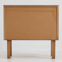 デンマーク製3段チェストです。オーク材の明るく柔らかな木目が美しく、北欧家具らしいナチュラルな温もりを感じさせます。引き出しは浅すぎず程よい深さがあり、衣類や小物をすっきりと収納できます。中央に設けられた長方形の掘り込み取っ手がすっきりとした印象を与え、シンプルなフォルムながらも職人技が光ります。小ぶりなサイズ感で、寝室や玄関、リビングのサイドチェストとしても使いやすい一台です。経年により増した風合いが空間に上質な味わいを添えます。