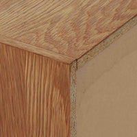 デンマーク製3段チェストです。オーク材の明るく柔らかな木目が美しく、北欧家具らしいナチュラルな温もりを感じさせます。引き出しは浅すぎず程よい深さがあり、衣類や小物をすっきりと収納できます。中央に設けられた長方形の掘り込み取っ手がすっきりとした印象を与え、シンプルなフォルムながらも職人技が光ります。小ぶりなサイズ感で、寝室や玄関、リビングのサイドチェストとしても使いやすい一台です。経年により増した風合いが空間に上質な味わいを添えます。