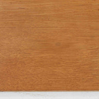 Hans J. Wegner(ハンス・J・ウェグナー)によるデザインで、Ry Mobler社から発表されたブックシェルフ「RY8」です。オーク材を用いたナチュラルな風合いと端正なラインが美しく、ウェグナーらしい機能美を感じさせます。通常モデルでは1枚が固定棚で他は可動棚となっていますが、本品は全ての棚板が取り外し可能な希少タイプで、用途に応じて高さを自在に調整できます。背面には製造年月のスタンプが残り、当時のクラフトマンシップを今に伝えています。書籍収納はもちろん、リビングやオフィスのディスプレイシェルフとしても活躍する一台です。
