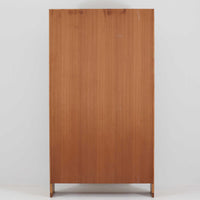 Hans J. Wegner(ハンス・J・ウェグナー)によるデザインで、Ry Mobler社から発表されたブックシェルフ「RY8」です。オーク材を用いたナチュラルな風合いと端正なラインが美しく、ウェグナーらしい機能美を感じさせます。通常モデルでは1枚が固定棚で他は可動棚となっていますが、本品は全ての棚板が取り外し可能な希少タイプで、用途に応じて高さを自在に調整できます。背面には製造年月のスタンプが残り、当時のクラフトマンシップを今に伝えています。書籍収納はもちろん、リビングやオフィスのディスプレイシェルフとしても活躍する一台です。