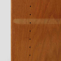 Hans J. Wegner(ハンス・J・ウェグナー)によるデザインで、Ry Mobler社から発表されたブックシェルフ「RY8」です。オーク材を用いたナチュラルな風合いと端正なラインが美しく、ウェグナーらしい機能美を感じさせます。通常モデルでは1枚が固定棚で他は可動棚となっていますが、本品は全ての棚板が取り外し可能な希少タイプで、用途に応じて高さを自在に調整できます。背面には製造年月のスタンプが残り、当時のクラフトマンシップを今に伝えています。書籍収納はもちろん、リビングやオフィスのディスプレイシェルフとしても活躍する一台です。