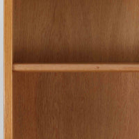 Hans J. Wegner(ハンス・J・ウェグナー)によるデザインで、Ry Mobler社から発表されたブックシェルフ「RY8」です。オーク材を用いたナチュラルな風合いと端正なラインが美しく、ウェグナーらしい機能美を感じさせます。通常モデルでは1枚が固定棚で他は可動棚となっていますが、本品は全ての棚板が取り外し可能な希少タイプで、用途に応じて高さを自在に調整できます。背面には製造年月のスタンプが残り、当時のクラフトマンシップを今に伝えています。書籍収納はもちろん、リビングやオフィスのディスプレイシェルフとしても活躍する一台です。