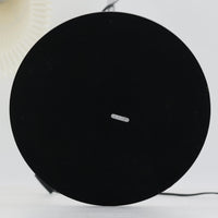 Michael Bang(マイケル・バン)によるデザインで、Le Klint(レ・クリント)から発表されたフロアランプModel 321です。高さ131cmのスチール製フレームは、無駄のない直線的なフォルムと精巧なディテールが際立ち、モダンな空間に調和します。特徴的なスライド機構によりランプの高さを調整でき、読書灯から間接照明まで幅広い用途に対応。ハンドクラフトによるプリーツシェードは柔らかい光を生み出し、北欧ビンテージならではの温もりと機能美を感じさせます。