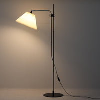 Michael Bang(マイケル・バン)によるデザインで、Le Klint(レ・クリント)から発表されたフロアランプModel 321です。高さ131cmのスチール製フレームは、無駄のない直線的なフォルムと精巧なディテールが際立ち、モダンな空間に調和します。特徴的なスライド機構によりランプの高さを調整でき、読書灯から間接照明まで幅広い用途に対応。ハンドクラフトによるプリーツシェードは柔らかい光を生み出し、北欧ビンテージならではの温もりと機能美を感じさせます。