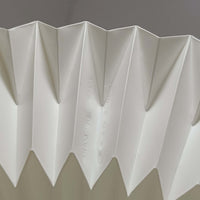 Michael Bang(マイケル・バン)によるデザインで、Le Klint(レ・クリント)から発表されたフロアランプModel 321です。高さ131cmのスチール製フレームは、無駄のない直線的なフォルムと精巧なディテールが際立ち、モダンな空間に調和します。特徴的なスライド機構によりランプの高さを調整でき、読書灯から間接照明まで幅広い用途に対応。ハンドクラフトによるプリーツシェードは柔らかい光を生み出し、北欧ビンテージならではの温もりと機能美を感じさせます。