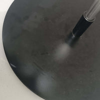 Michael Bang(マイケル・バン)によるデザインで、Le Klint(レ・クリント)から発表されたフロアランプModel 321です。高さ131cmのスチール製フレームは、無駄のない直線的なフォルムと精巧なディテールが際立ち、モダンな空間に調和します。特徴的なスライド機構によりランプの高さを調整でき、読書灯から間接照明まで幅広い用途に対応。ハンドクラフトによるプリーツシェードは柔らかい光を生み出し、北欧ビンテージならではの温もりと機能美を感じさせます。