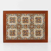 チーク材のフレームに陶磁器タイルを組み合わせたサイドテーブルは、温かみのある木肌と絵柄タイルの表情が調和した北欧ビンテージらしい一品です。天板中央に配されたタイルは、実用性に優れつつ装飾性も高く、経年による釉薬の風合いが落ち着いた存在感を演出します。直線的で端正な脚部構造は安定感があり、ソファ脇の補助台やディスプレイ台、花器やランプを置く台としても取り入れやすく、暮らしの中で静かなアクセントとなるビンテージ家具です。