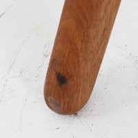Hans J. Wegner(ハンス・J・ウェグナー)によるデザインで、Getama社から発表されたトリプルソファ「GE290」です。堅牢なオーク材フレームにボリュームのあるクッションを組み合わせた構造で、しっかりとした座り心地と安定感を実現しています。ビンテージならではのクッション内部にはスプリングが内包されており、しなやかな弾力と快適な座り心地を長く保ちます。特徴的なアームのラインや背面の格子フレームは、どの角度から見ても美しく、空間の主役となる存在感を放ちます。ブルー系ファブリックがオーク材の温もりと調和し、北欧らしい落ち着いた雰囲気を演出する名作ビンテージソファです。