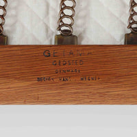 Hans J. Wegner(ハンス・J・ウェグナー)によるデザインで、Getama社から発表されたトリプルソファ「GE290」です。堅牢なオーク材フレームにボリュームのあるクッションを組み合わせた構造で、しっかりとした座り心地と安定感を実現しています。ビンテージならではのクッション内部にはスプリングが内包されており、しなやかな弾力と快適な座り心地を長く保ちます。特徴的なアームのラインや背面の格子フレームは、どの角度から見ても美しく、空間の主役となる存在感を放ちます。ブルー系ファブリックがオーク材の温もりと調和し、北欧らしい落ち着いた雰囲気を演出する名作ビンテージソファです。