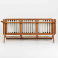 Hans J. Wegner(ハンス・J・ウェグナー)によるデザインで、Getama社から発表されたトリプルソファ「GE290」です。堅牢なオーク材フレームにボリュームのあるクッションを組み合わせた構造で、しっかりとした座り心地と安定感を実現しています。ビンテージならではのクッション内部にはスプリングが内包されており、しなやかな弾力と快適な座り心地を長く保ちます。特徴的なアームのラインや背面の格子フレームは、どの角度から見ても美しく、空間の主役となる存在感を放ちます。ブルー系ファブリックがオーク材の温もりと調和し、北欧らしい落ち着いた雰囲気を演出する名作ビンテージソファです。