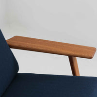 Hans J. Wegner(ハンス・J・ウェグナー)によるデザインで、Getama社から発表されたトリプルソファ「GE290」です。堅牢なオーク材フレームにボリュームのあるクッションを組み合わせた構造で、しっかりとした座り心地と安定感を実現しています。ビンテージならではのクッション内部にはスプリングが内包されており、しなやかな弾力と快適な座り心地を長く保ちます。特徴的なアームのラインや背面の格子フレームは、どの角度から見ても美しく、空間の主役となる存在感を放ちます。ブルー系ファブリックがオーク材の温もりと調和し、北欧らしい落ち着いた雰囲気を演出する名作ビンテージソファです。
