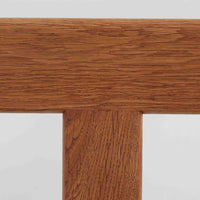 Hans J. Wegner(ハンス・J・ウェグナー)によるデザインで、Getama社から発表されたトリプルソファ「GE290」です。堅牢なオーク材フレームにボリュームのあるクッションを組み合わせた構造で、しっかりとした座り心地と安定感を実現しています。ビンテージならではのクッション内部にはスプリングが内包されており、しなやかな弾力と快適な座り心地を長く保ちます。特徴的なアームのラインや背面の格子フレームは、どの角度から見ても美しく、空間の主役となる存在感を放ちます。ブルー系ファブリックがオーク材の温もりと調和し、北欧らしい落ち着いた雰囲気を演出する名作ビンテージソファです。