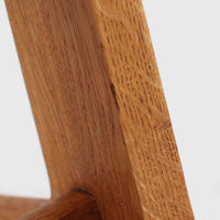 Hans J. Wegner(ハンス・J・ウェグナー)によるデザインで、Getama社から発表されたトリプルソファ「GE290」です。堅牢なオーク材フレームにボリュームのあるクッションを組み合わせた構造で、しっかりとした座り心地と安定感を実現しています。ビンテージならではのクッション内部にはスプリングが内包されており、しなやかな弾力と快適な座り心地を長く保ちます。特徴的なアームのラインや背面の格子フレームは、どの角度から見ても美しく、空間の主役となる存在感を放ちます。ブルー系ファブリックがオーク材の温もりと調和し、北欧らしい落ち着いた雰囲気を演出する名作ビンテージソファです。