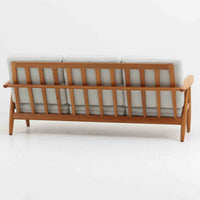 Hans J. Wegner(ハンス・J・ウェグナー)がデザインし、Getama社から発表されたGE240トリプルソファです。通称「Cigar Sofa」とも呼ばれる名作で、丸みを帯びたアームと堅牢なオーク材フレームが特徴です。背面まで美しい格子状のデザインは空間に軽やかさを与え、どの角度から見ても存在感があります。ライトグレー系の張地はアクリルとウールをブレンドした素材で、柔らかな風合いと高い耐久性を備えています。北欧家具らしいシンプルさと快適さを兼ね備え、リビングを上質に彩るビンテージソファです。