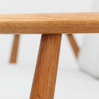 Hans J. Wegner(ハンス・J・ウェグナー)がデザインし、Getama社から発表されたGE240トリプルソファです。通称「Cigar Sofa」とも呼ばれる名作で、丸みを帯びたアームと堅牢なオーク材フレームが特徴です。背面まで美しい格子状のデザインは空間に軽やかさを与え、どの角度から見ても存在感があります。ライトグレー系の張地はアクリルとウールをブレンドした素材で、柔らかな風合いと高い耐久性を備えています。北欧家具らしいシンプルさと快適さを兼ね備え、リビングを上質に彩るビンテージソファです。