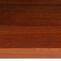 チーク材の豊かな木目が美しいこちらのサイドチェストは、北欧ビンテージらしい端正なデザインと実用性を兼ね備えた一台です。天板の縁には立ち上がりが施され、小物の転落を防ぐ工夫がされています。引き出し下のオープンスペースは本や雑貨の収納に便利で、ソファやベッドサイドに置けばサイドテーブルとしても活躍します。丸みを帯びた持ち手やテーパードレッグが柔らかな印象を与え、経年変化による木肌の深みが空間に温もりを添える逸品です。