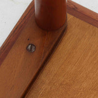 チーク材が使用されたデンマーク製のネストテーブルです。大・中・小の3台がセットになっており、入れ子式で省スペースに収納できるため状況に応じて使い分けができるのが魅力です。丸みを帯びた天板のエッジと細身ですっきりと伸びるテーパードレッグが美しいバランスでデザインされ、北欧らしい温かみのあるチークの木目が落ち着いた雰囲気を演出します。サイドテーブルや花台、来客時の補助テーブルなど多用途に活躍し、リビングに柔らかな存在感を添えてくれるビンテージアイテムです。