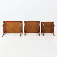 チーク材が使用されたデンマーク製のネストテーブルです。大・中・小の3台がセットになっており、入れ子式で省スペースに収納できるため状況に応じて使い分けができるのが魅力です。丸みを帯びた天板のエッジと細身ですっきりと伸びるテーパードレッグが美しいバランスでデザインされ、北欧らしい温かみのあるチークの木目が落ち着いた雰囲気を演出します。サイドテーブルや花台、来客時の補助テーブルなど多用途に活躍し、リビングに柔らかな存在感を添えてくれるビンテージアイテムです。