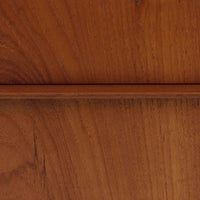 デンマーク製の8段チェストで、上質なチーク材の木目が存在感を放つ北欧ビンテージらしい一品です。細身の脚部に支えられた軽やかな佇まいと、北欧家具らしいバータイプの取っ手が、すっきりとした印象を与えます。衣類や小物をたっぷり収納でき、寝室やリビングで圧迫感なく使える点も魅力です。経年により深みを増した色艶が空間を温かく彩り、実用性と美しさを兼ね備えたチェストで、デンマークでも8段タイプは流通が少なく希少なモデルです。