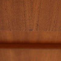 デンマーク製の8段チェストで、上質なチーク材の木目が存在感を放つ北欧ビンテージらしい一品です。細身の脚部に支えられた軽やかな佇まいと、北欧家具らしいバータイプの取っ手が、すっきりとした印象を与えます。衣類や小物をたっぷり収納でき、寝室やリビングで圧迫感なく使える点も魅力です。経年により深みを増した色艶が空間を温かく彩り、実用性と美しさを兼ね備えたチェストで、デンマークでも8段タイプは流通が少なく希少なモデルです。