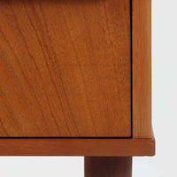 デンマーク製の8段チェストで、上質なチーク材の木目が存在感を放つ北欧ビンテージらしい一品です。細身の脚部に支えられた軽やかな佇まいと、北欧家具らしいバータイプの取っ手が、すっきりとした印象を与えます。衣類や小物をたっぷり収納でき、寝室やリビングで圧迫感なく使える点も魅力です。経年により深みを増した色艶が空間を温かく彩り、実用性と美しさを兼ね備えたチェストで、デンマークでも8段タイプは流通が少なく希少なモデルです。