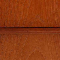 デンマーク製の8段チェストで、上質なチーク材の木目が存在感を放つ北欧ビンテージらしい一品です。細身の脚部に支えられた軽やかな佇まいと、北欧家具らしいバータイプの取っ手が、すっきりとした印象を与えます。衣類や小物をたっぷり収納でき、寝室やリビングで圧迫感なく使える点も魅力です。経年により深みを増した色艶が空間を温かく彩り、実用性と美しさを兼ね備えたチェストで、デンマークでも8段タイプは流通が少なく希少なモデルです。