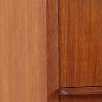 デンマーク製の8段チェストで、上質なチーク材の木目が存在感を放つ北欧ビンテージらしい一品です。細身の脚部に支えられた軽やかな佇まいと、北欧家具らしいバータイプの取っ手が、すっきりとした印象を与えます。衣類や小物をたっぷり収納でき、寝室やリビングで圧迫感なく使える点も魅力です。経年により深みを増した色艶が空間を温かく彩り、実用性と美しさを兼ね備えたチェストで、デンマークでも8段タイプは流通が少なく希少なモデルです。