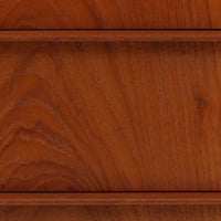 デンマーク製の8段チェストで、上質なチーク材の木目が存在感を放つ北欧ビンテージらしい一品です。細身の脚部に支えられた軽やかな佇まいと、北欧家具らしいバータイプの取っ手が、すっきりとした印象を与えます。衣類や小物をたっぷり収納でき、寝室やリビングで圧迫感なく使える点も魅力です。経年により深みを増した色艶が空間を温かく彩り、実用性と美しさを兼ね備えたチェストで、デンマークでも8段タイプは流通が少なく希少なモデルです。