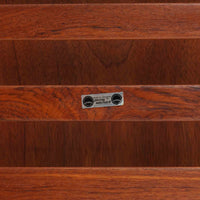 Grete Jalkがデザインし、Glostrup Mobelfabrikで製作されたこちらのセンターテーブルは、端正なプロポーションと軽やかな構造が魅力の北欧ビンテージ品です。幅160cmのゆとりある天板下にはスラット状の棚板を備え、雑誌やブランケットなどを整理しながら使える実用性も兼ね備えています。丸みを帯びた脚部や天板縁の丁寧な仕上げからは、女性デザイナーらしい繊細な美意識と当時の高い木工技術が感じられ、経年により深みを増した木肌が空間に落ち着いた存在感をもたらします。