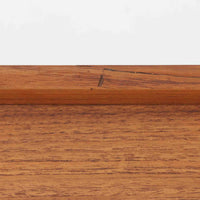 Gunni Omann(グンニ・オーマン)によるデザインで、Omann Jun社から発表されたModel 144ウォールシェルフです。チーク材を使用した上質な仕上がりで、シンプルながらも端正なフォルムと美しい木目が際立ちます。引き出しを備えているため、小物収納にも便利で、ベッドサイドや玄関先など限られたスペースでも活躍します。前板に施された小さなラウンド型の取っ手がデザインのアクセントとなり、北欧家具らしい機能美を感じさせます。経年による風合いが増し、空間に温かみと深みを添えるビンテージの逸品です。