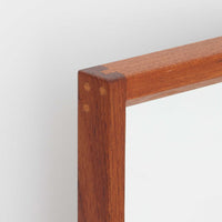 デンマークの名匠Kai Kristiansen(カイ・クリスチャンセン)がAksel Kjersgaard(アクセル・キアスゴー)社のためにデザインした立て掛けミラー「No.143」です。上質なチーク材を用い、木組みの美しい仕口や細身のフレームラインから職人技の高さが感じられます。経年により深みを増した色合いと滑らかな艶が魅力で、玄関や寝室、リビングなど、空間に上品な北欧の温もりをもたらします。背面には壁掛け用金具も備わっていますが、重量があるため立て掛けでのご使用をおすすめします。