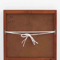 デンマークの名匠Kai Kristiansen(カイ・クリスチャンセン)がAksel Kjersgaard(アクセル・キアスゴー)社のためにデザインした立て掛けミラー「No.143」です。上質なチーク材を用い、木組みの美しい仕口や細身のフレームラインから職人技の高さが感じられます。経年により深みを増した色合いと滑らかな艶が魅力で、玄関や寝室、リビングなど、空間に上品な北欧の温もりをもたらします。背面には壁掛け用金具も備わっていますが、重量があるため立て掛けでのご使用をおすすめします。