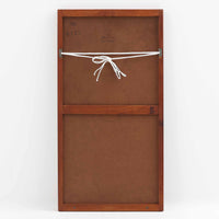 デンマークの名匠Kai Kristiansen(カイ・クリスチャンセン)がAksel Kjersgaard(アクセル・キアスゴー)社のためにデザインした立て掛けミラー「No.143」です。上質なチーク材を用い、木組みの美しい仕口や細身のフレームラインから職人技の高さが感じられます。経年により深みを増した色合いと滑らかな艶が魅力で、玄関や寝室、リビングなど、空間に上品な北欧の温もりをもたらします。背面には壁掛け用金具も備わっていますが、重量があるため立て掛けでのご使用をおすすめします。