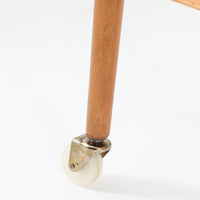 北欧ビンテージらしい合理性と温もりを感じさせる3段チェストです。天板や引き出し前板にはチーク材、脚部にはビーチ材、脚元にはメタルキャスターを組み合わせ、軽快さと実用性を兼ね備えた構成が特徴です。細身の脚と下部の貫が全体を引き締め、移動しやすい構造はデスク脇やベッドサイド、リビングの収納補助としても活躍します。経年により深みを増した木肌や金属部の風合いが、ビンテージならではの存在感を空間にもたらします。