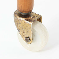 北欧ビンテージらしい合理性と温もりを感じさせる3段チェストです。天板や引き出し前板にはチーク材、脚部にはビーチ材、脚元にはメタルキャスターを組み合わせ、軽快さと実用性を兼ね備えた構成が特徴です。細身の脚と下部の貫が全体を引き締め、移動しやすい構造はデスク脇やベッドサイド、リビングの収納補助としても活躍します。経年により深みを増した木肌や金属部の風合いが、ビンテージならではの存在感を空間にもたらします。