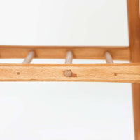 北欧ビンテージらしい合理性と温もりを感じさせる3段チェストです。天板や引き出し前板にはチーク材、脚部にはビーチ材、脚元にはメタルキャスターを組み合わせ、軽快さと実用性を兼ね備えた構成が特徴です。細身の脚と下部の貫が全体を引き締め、移動しやすい構造はデスク脇やベッドサイド、リビングの収納補助としても活躍します。経年により深みを増した木肌や金属部の風合いが、ビンテージならではの存在感を空間にもたらします。