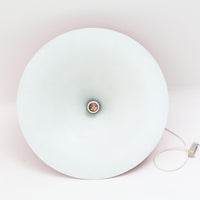 Claus Bonderup & Torsten Thorupによってデザインされ、Fog & Morup社から発表されたペンダントライト「Semi」です。直径47cmの存在感あるサイズと、シャープに絞り込まれた独特のフォルムが特徴です。鮮やかなレッドのカラーが空間にアクセントを与え、点灯時には下方向へ集中的に光を届けつつ、周囲をやわらかく照らします。1960年代に誕生したモダンデザインの象徴的な作品で、シンプルながらも彫刻的な美しさを備えています。北欧ビンテージならではの上質な佇まいで、ダイニングやリビングに華やかな雰囲気を添える一灯です。